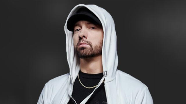 Eminem lanzó su primer álbum de estudio Infinite en 1996, pero recién se hizo popular en 1999 con su segundo álbum The Slim Shady LP, el cual ganó un premio Grammy por Mejor Álbum de Rap.