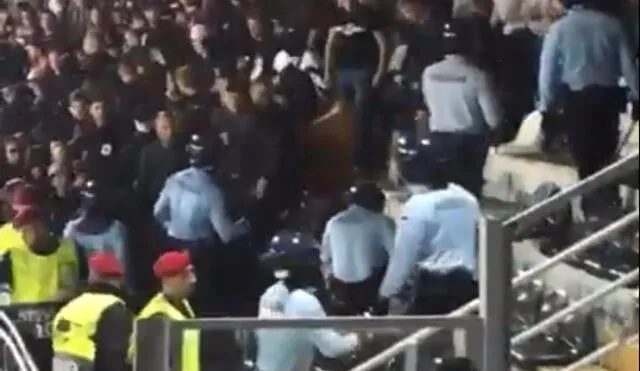 Policías e hinchas protagonizaron bochornoso momento. Foto: Captura de video.