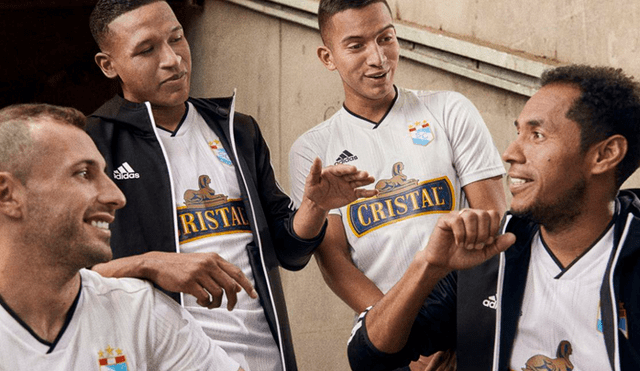 Sporting Cristal estrenó su nueva indumentaria alterna. Foto: Sporting Cristal