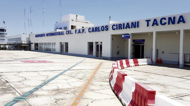 emergencia. Vuelo de Santiago a Lima tuvo que aterrizar de emergencia en aeropuerto Crnel. FAP Carlos Ciriani Santa Rosa.