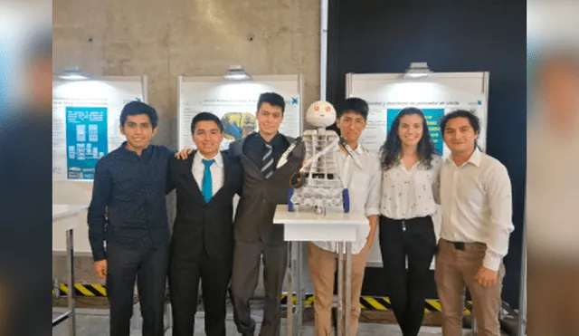 Desliza a la izquierda para conocer al robot ARCA y a dos de sus creadores.