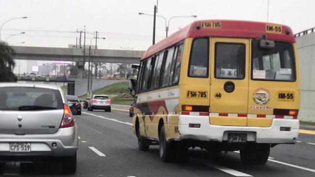 Bus infringe normas de tránsito en la Vía Expresa 