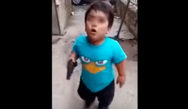 YouTube: Indignación por niño que simula cometer un asalto | VIDEO