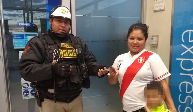 Arequipa: Policía devuelve 100 soles que encontró en cajero automático