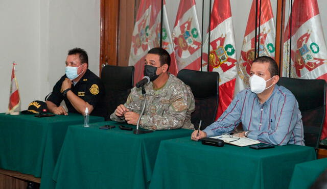 Walter Bracamonte (centro) y Luis Díaz (derecha), integrantes del Comando COVID. Foto: La República
