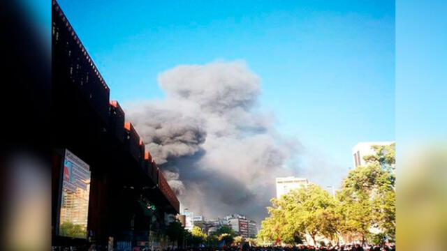 Luego de más de una hora de accionar los bomberos lograron controlar el incendio al interior del recinto cultural. Foto: Twitter