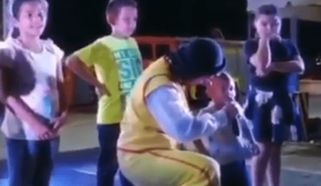 Un video viral de Facebook registró el momento en que un niño troleó a un payaso que hizo una curiosa pregunta.