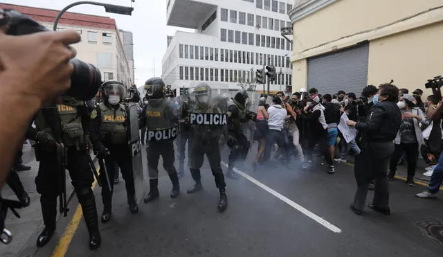 Marcha en Centro de Lima continúa y se visualiza enfrentamientos entre la Policía y manifestantes. Foto: Jorge Cerdán / La República