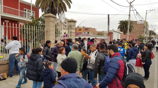 Venezolanos permanecen afuera del Consulado General de Chile, buscando conseguir la visa.