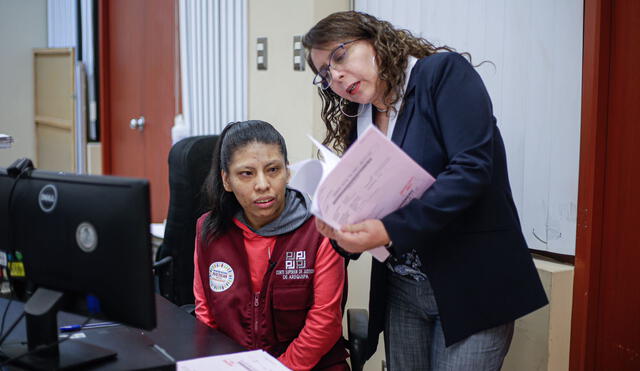 1. sheyla huata. Es una joven de 28 años que sufrió parálisis cerebral. Gracias a operaciones y terapias se incorpora al mundo laboral, a esta pasantía en la