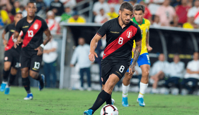Gabriel Costa entonó con mucho entusiasmo el Himno Nacional del Perú en el amistoso contra Brasil. | Foto: EFE