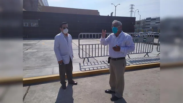 El director del HRL, Omar Tineo, junto al gobernador Anselmo Lozano al inicio del estado de emergencia.