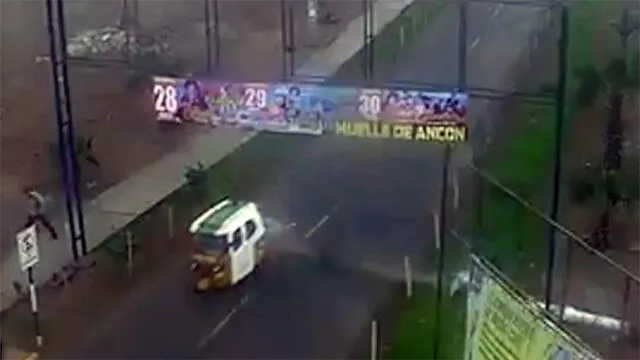 Ancón: caída de poste casi mata a mototaxista [VIDEO]