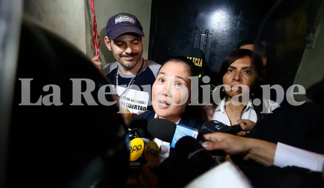 Keiko Fujimori salió de prisión y fue recibida por su esposo, Mark Vito. Fotos: Michael Ramon / La República.
