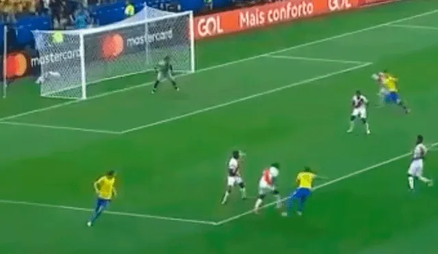 Everton anota el tercer gol en el Perú 0-3 Brasil.