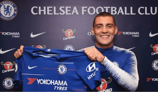 Mateo Kovacic sonríe con la camiseta del Chelsea