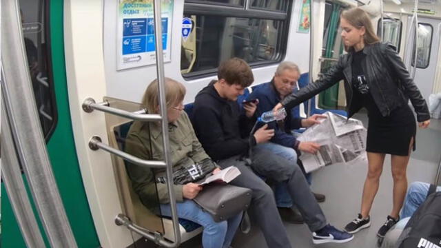 Feminista lanza lejía en la entrepierna a hombres que abren demasiado las piernas en el metro [VIDEO]