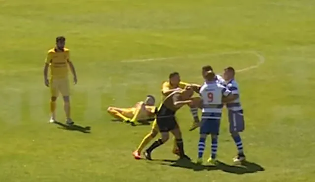 YouTube: futbolista clava rodillazo brutal a un árbitro por expulsarlo 