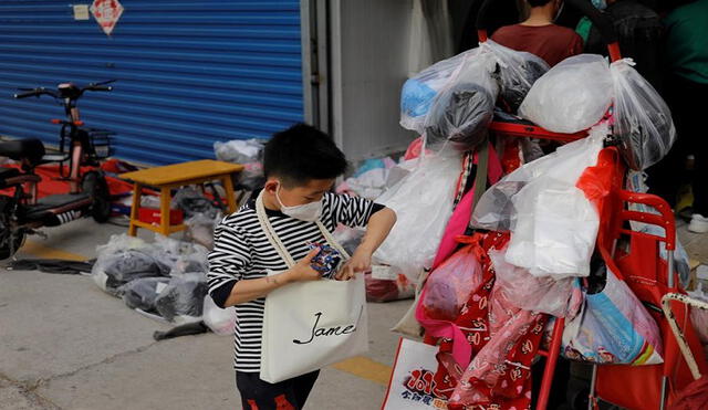En algunas regiones de China se terminó el confinamiento contra el coronavirus, por lo cual algunos niños han podido salir a las calles, aunque con mascarillas. Foto: EFE