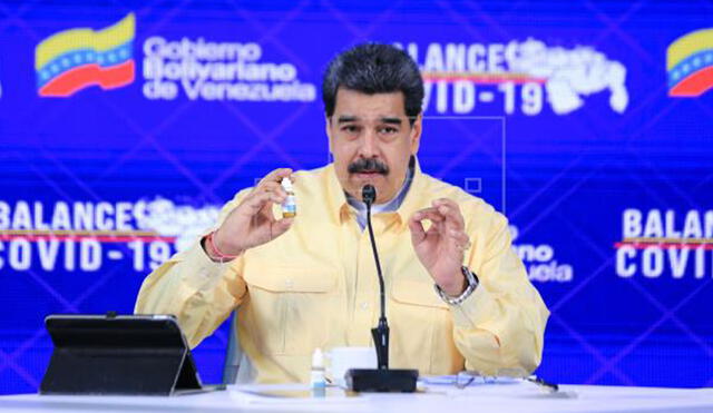 Nicolás Maduro muestra un frasco de Carvativir. Foto: EFE