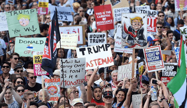 Miles de personas protestan ante la llegada de Trump a Escocia [FOTOS]