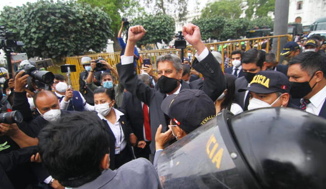 Francisco Sagasti se acercó a los manifestantes en los exteriores del Congreso. Foto: Luis Jiménez/La República