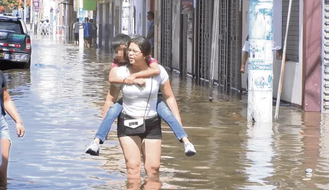 Bajo las aguas. Así terminó distrito pacasmayino a consecuencia del desborde del canal de regadío que recorre el centro de la ciudad.