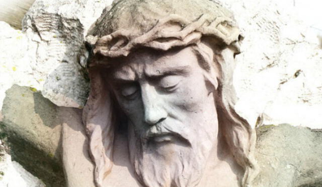 Twitter: ateo queda en shock al ver rostro de Jesucristo en una puerta