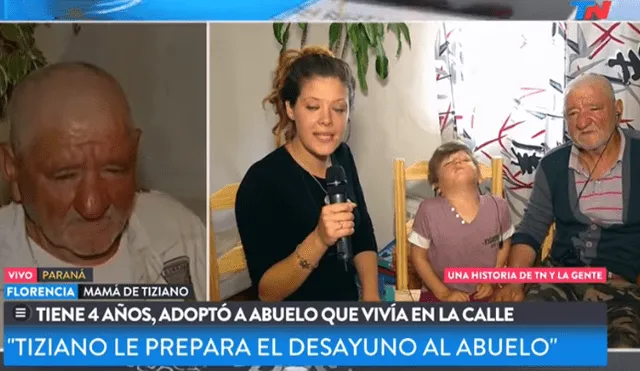 Desliza hacia la izquierda para conocer al niño que adoptó a un anciano indigente, escena viral de YouTube.