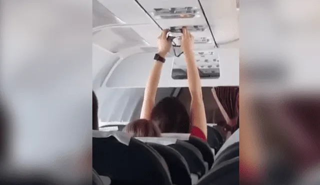 Facebook: Desconcierto por mujer que seca su ropa interior en un avión