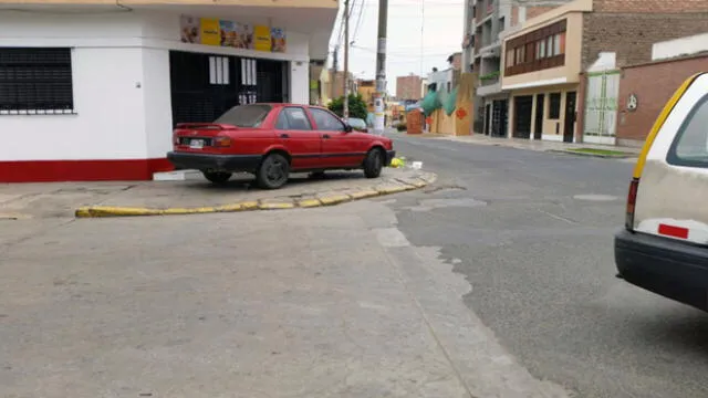Conductores estacionan vehículos en veredas de Cercado de Lima