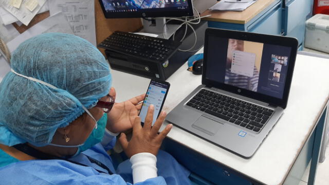 A través de mensajes y videollamadas, personal de salud de Huaycán monitorea la evolución de pacientes con TBC. Foto: EsSalud.