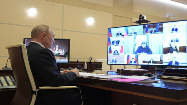 Russian President Vladimir Putin chairs a video conference meeting with heads of Russia's regions over the COVID-19 coronavirus situation, at the Novo-Ogaryovo state residence outside Moscow on April 28, 2020. (Photo by Alexey DRUZHININ / SPUTNIK / AFP)