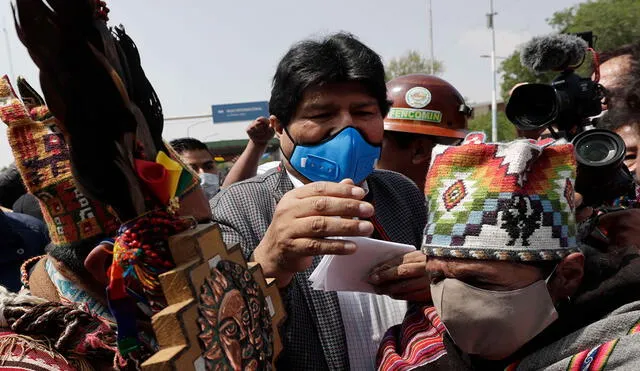 El expresidente de Bolivia Evo Morales (c) saluda a simpatizantes a su llegada este lunes a Villazón, población boliviana en la frontera con Argentina. Foto: EFE