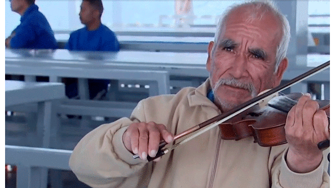 Anciano fue encarcelado tras defenderse de delincuente que le arrebató su violín