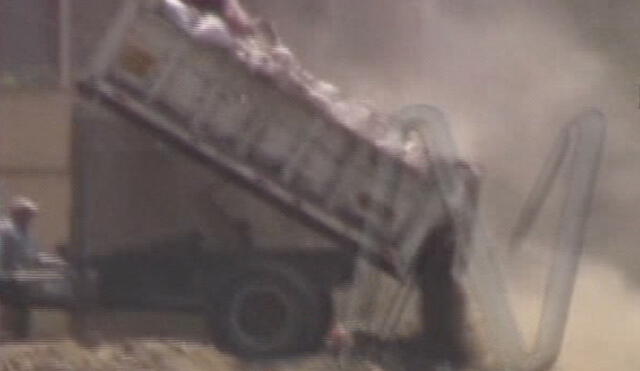 SJL: Al menos diez camiones fueron captados arrojando basura y desmonte al río Rímac
