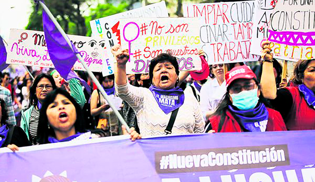 Aquí estamos. Los colectivos y asociaciones de mujeres recorrieron la avenida Arequipa. Foto: difusión