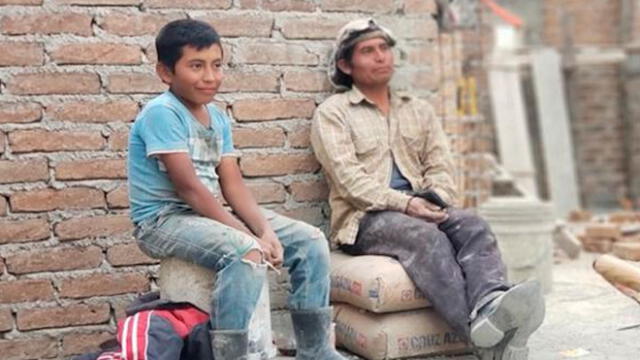 El menor decidió ayudar a su padre como albañil para traer más dinero a la casa. Foto: Chiapas Sin Censura