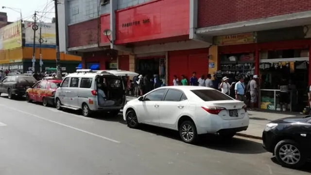 Cercado de Lima: conductores invaden carril para estacionar vehículos 