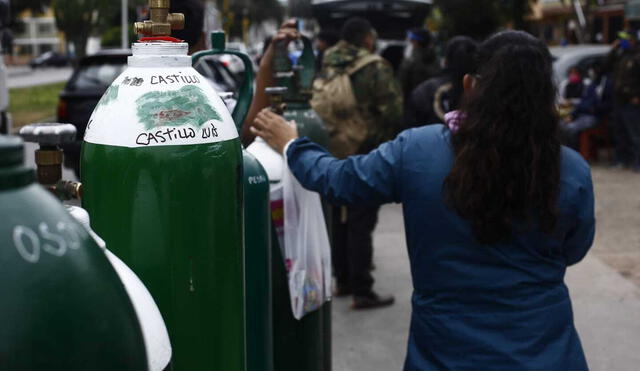 Se registran largas colas y aglomeración en la recarga de oxigeno en el Callao / Credito: Marco Cotrina