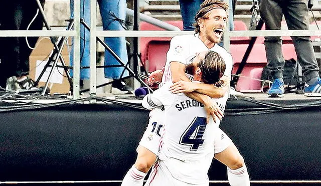 Felicidad. Modric celebra el gol que anotó en los minutos finales del cotejo junto a Sergio Ramos. Foto: EFE