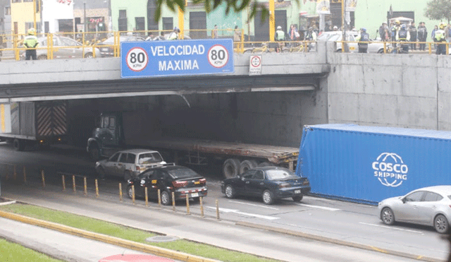Vía Expresa: tráiler se atascó bajo el puente 28 de Julio y generó congestión [VIDEO]