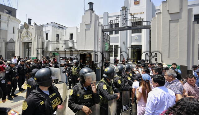 Los manifestantes y estudiantes intervenidos en la Universalidad Nacional Mayor de San Marcos, llegan a la sede a la Prefectura de Lima. Foto: Antonio Melgarejo/La República