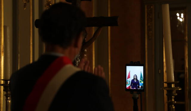 Presidente Martín Vizcarra tomó juramento a las ministras Rocío Barrios y Patricia Donayre. Foto: Presidencia.