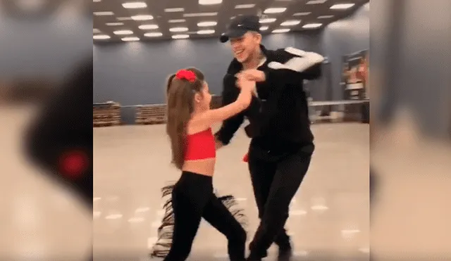 En Facebook, un padre con su hija demostró su talento en el baile y recibieron los elogios por sus movimientos.