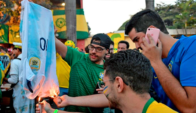Hinchas brasileños quemaron la camiseta de Lionel Messi previo al Argentina vs. Brasil por la Copa América 2019. | Foto: AP