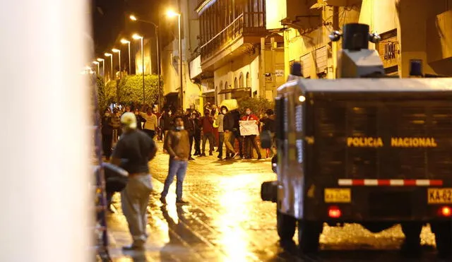 Con rochabus, dispersaron a manifestantes de la plaza de Armas. Foto: Oswald Charca