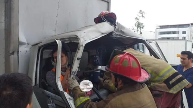 Los bomberos tuvieron que utilizar cizallas hidráulicas para cortar las ventanas y puertas de la parte delantera de furgoneta. (Foto: Municipalidad de Surco)