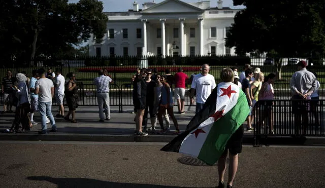 Protestan contra magnate ante la Casa Blanca por el Día de los Refugiados