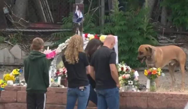os vecinos y amigos de la joven ponen flores en el lugar donde fue asesinada. Foto: Captura/CBS Denver